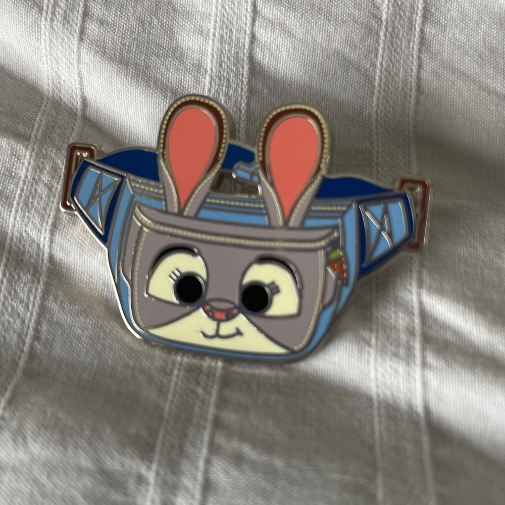 Disney Pin Bundle of 7 Fanny Packs Pins - Picture 3 of 9